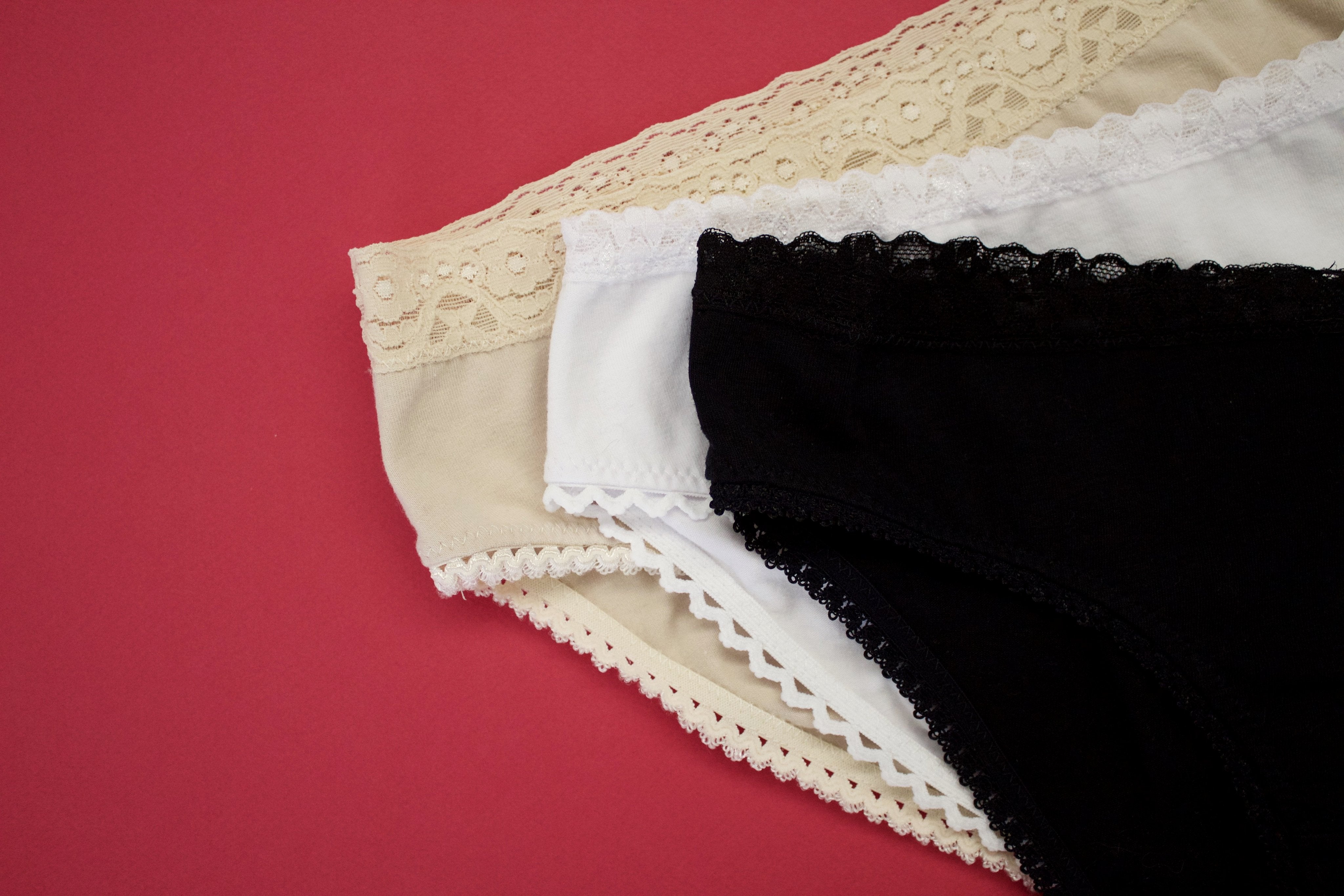 Myrina braga cómoda flexible encaje  culotte boxer cachetero  en algodón Myrina inclusivo sin aros Quiti en tres colores blanco, negro y neutro